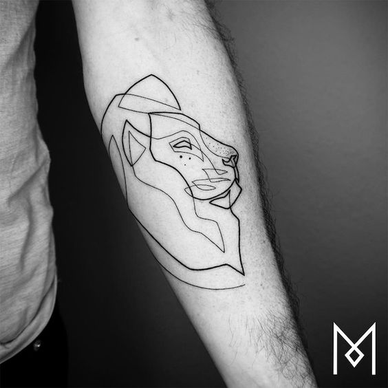 Tatouage Lion En Trait Unique Sur L'avant Bras