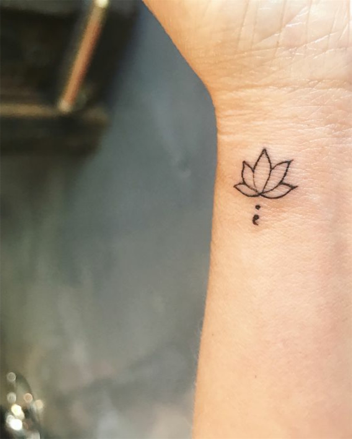 Tatouage Lotus Avec Point Virgule Sur Le Poignet