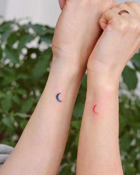 Tatouage Lune Minimaliste Pour Couple Sur Le Poignet
