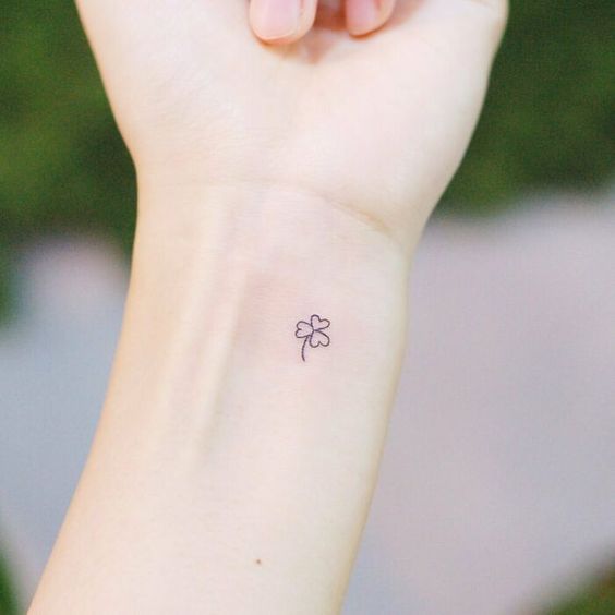 Tatouage Trèfle Minimaliste Sur Le Poignet