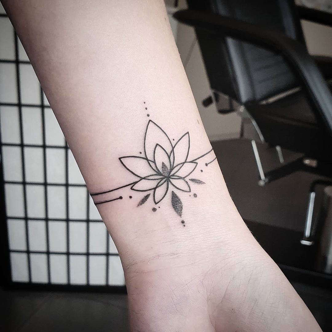 Tatouage Bracelet Lotus Minimaliste Sur Le Poignet