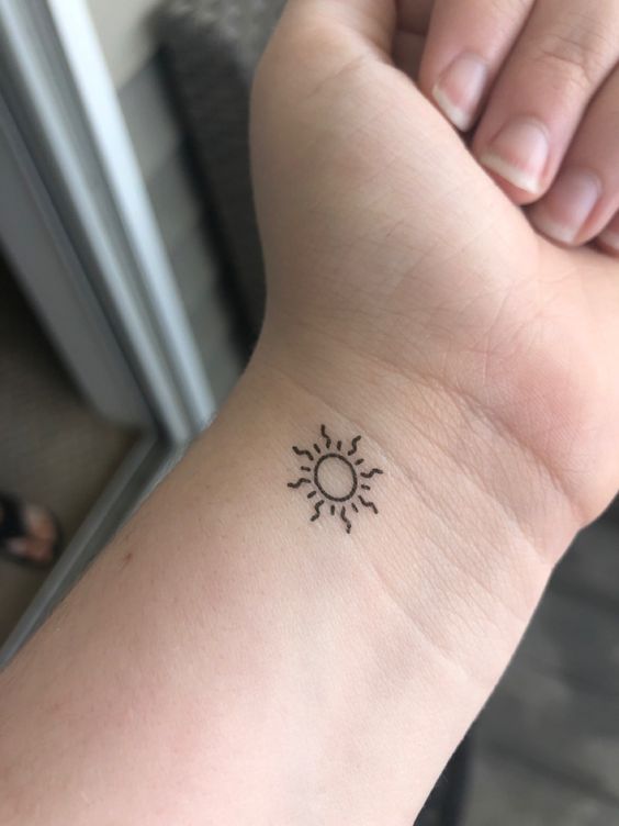 Tatouage Soleil Discret Sur Le Poignet
