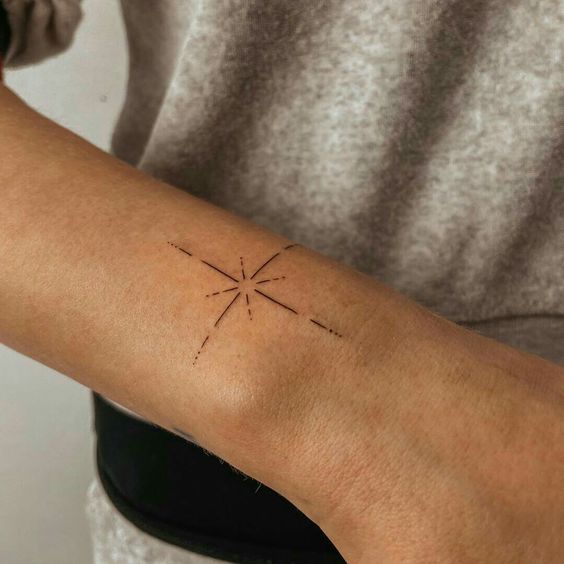 Tatouage Boussole Minimaliste En Tirets Sur Le Poignet