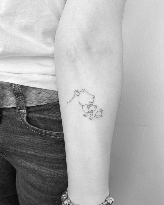 Tatouage Lionne Et Lionceau En Trait Unique Sur L'avant Bras