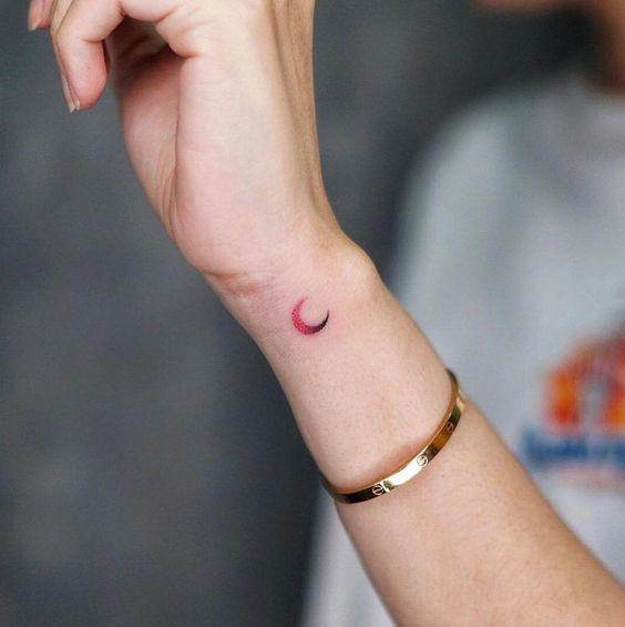 Tatouage Lune Minimaliste Rouge Sur Le Poignet