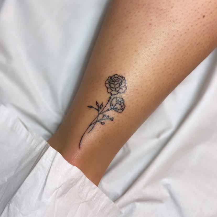 Tatouage Pivoines Minimalistes Sur La Cheville