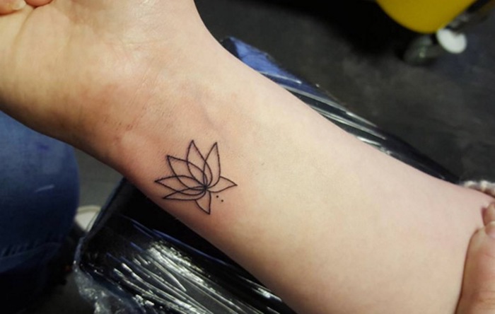 Tatouage Lotus Avec Deux Points Sur Le Poignet