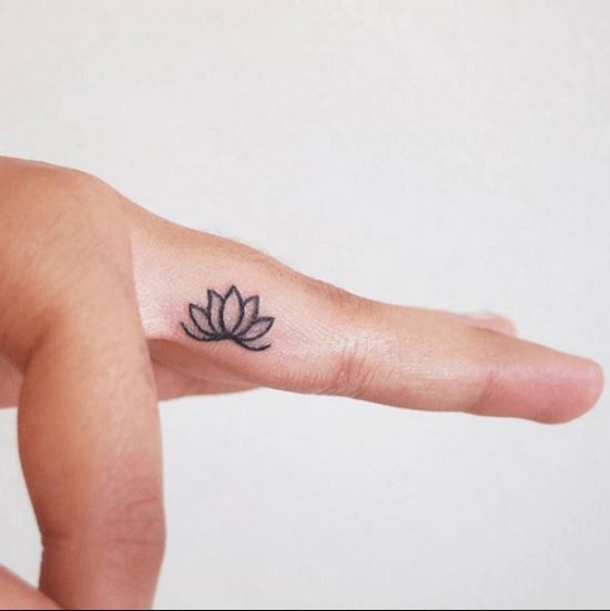 Tatouage Lotus Minimaliste Sur Le Majeur