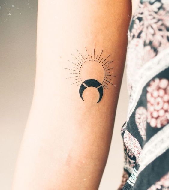 Tatouage Lune Noire Et Soleil Minimaliste Sur Le Bras