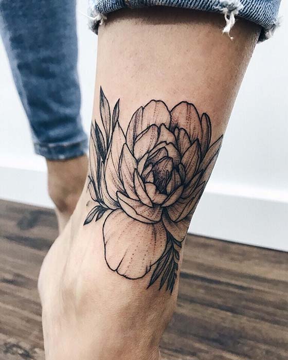 Tatouage Pivoine à L'encre Noire Sur La Cheville