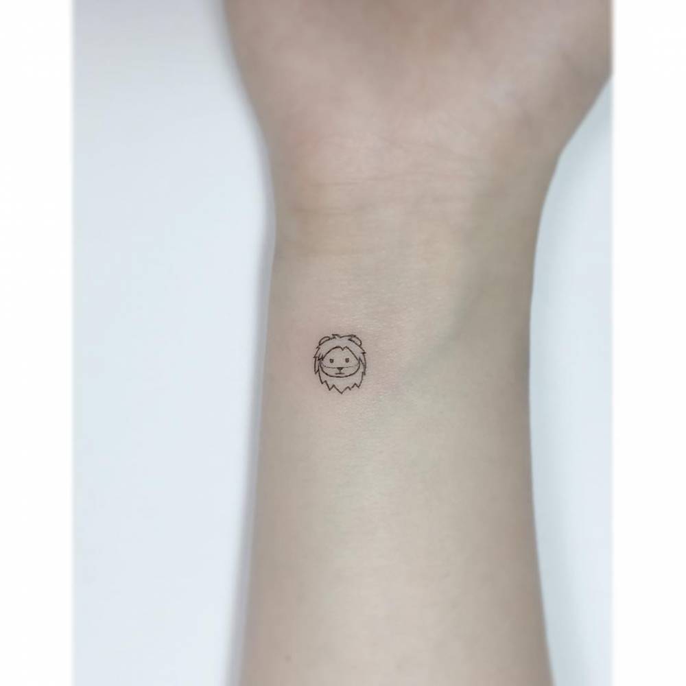 Tatouage Tête De Lion Minimaliste Sur Le Poignet