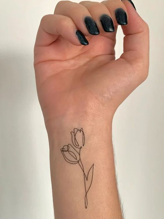 Tatouage Tulipes En Trait Unique Sur Le Poignet