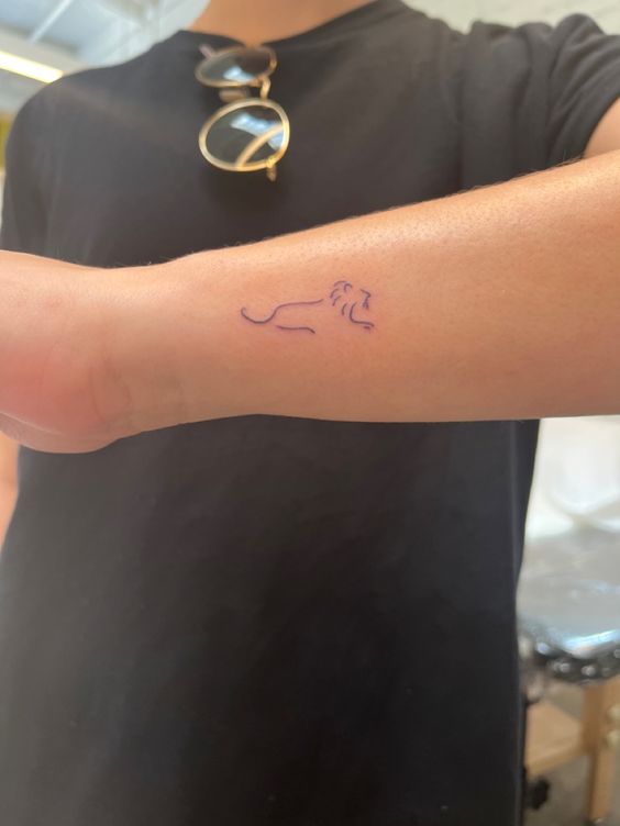Tatouage Lion Minimaliste En Lignes Fines Sur Le Poignet