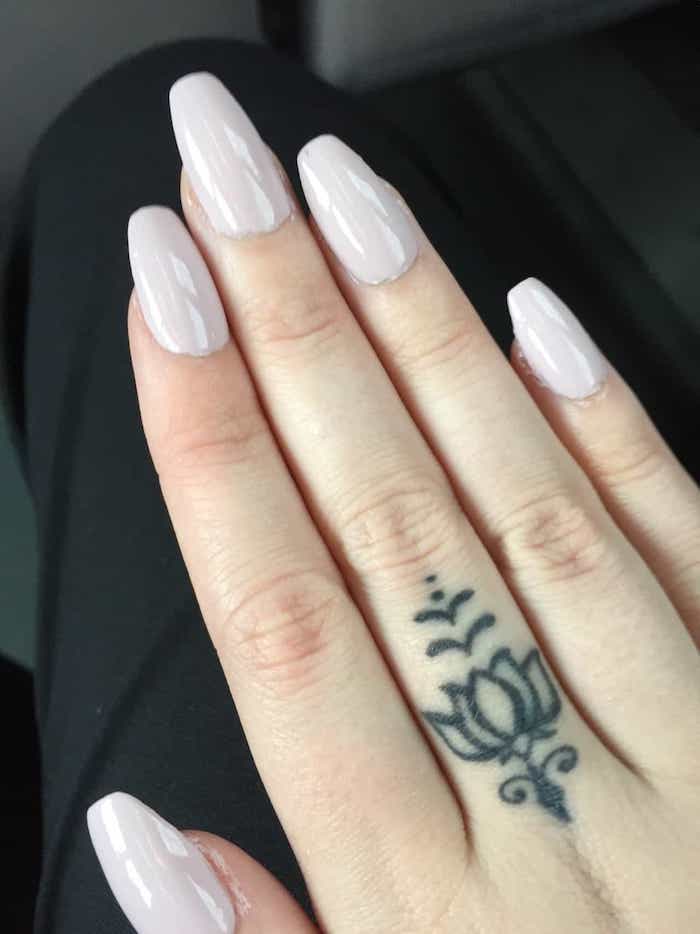 Tatouage Lotus Avec Ornement Sur Le Majeur