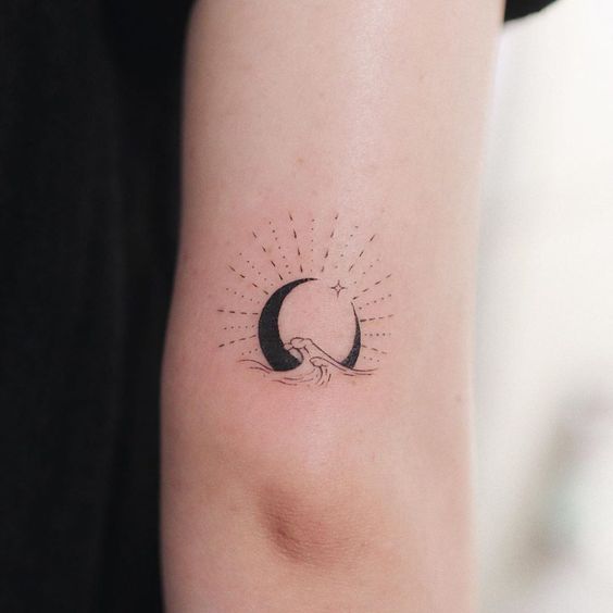Tatouage Lune Noire, étoile Et Vagues Sur Le Bras
