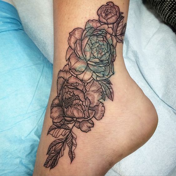 Tatouage Pivoine à L'encre Noire Et Bleue Sur La Cheville