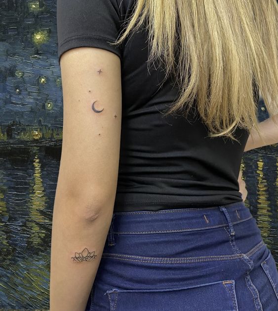 Tatouage Lune Et étoiles Minimalistes Sur Le Bras