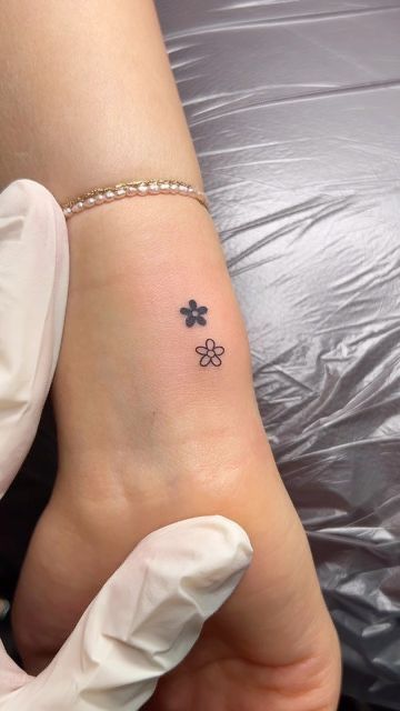 Tatouage Marguerites Minimalistes Sur Le Poignet