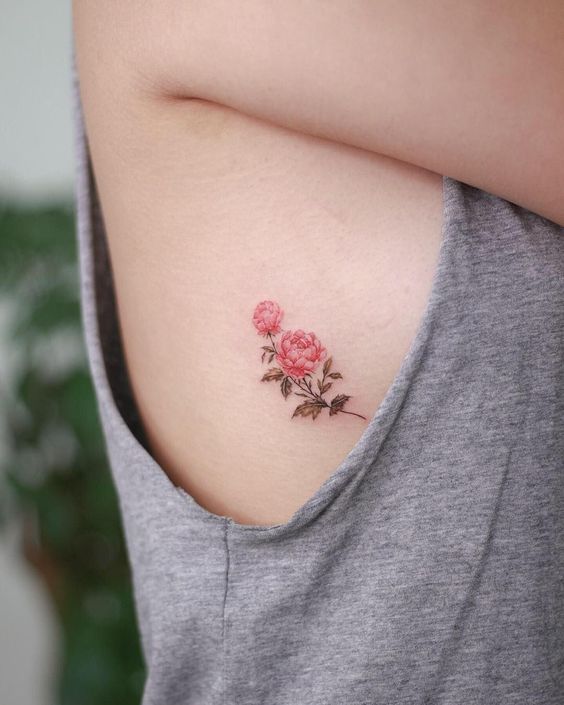 Tatouage Pivoines Discrètes Avec Feuilles Sur Les Côtes