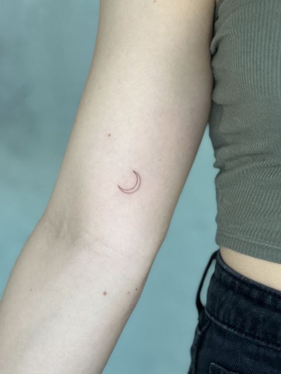 Tatouage Croissant De Lune Discret Sur Le Bras