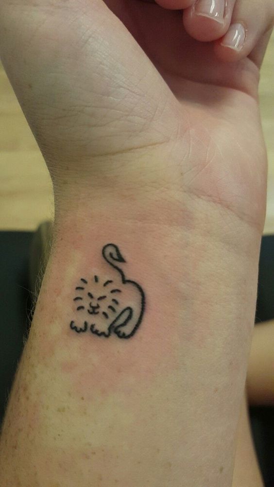 Tatouage Lion Minimaliste Discret Sur Le Poignet