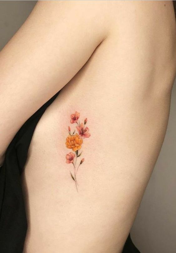 Tatouage Pivoine Jaune Sur Les Côtes