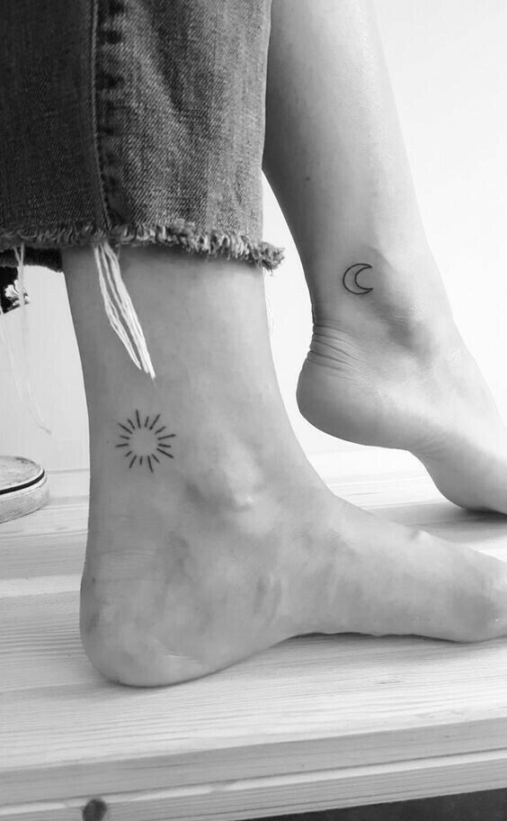 Tatouage Soleil Et Lune Minimaliste Pour Couple Sur La Cheville