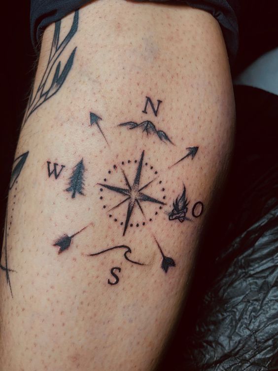 Tatouage Boussole Minimaliste Avec Nature Sur La Jambe