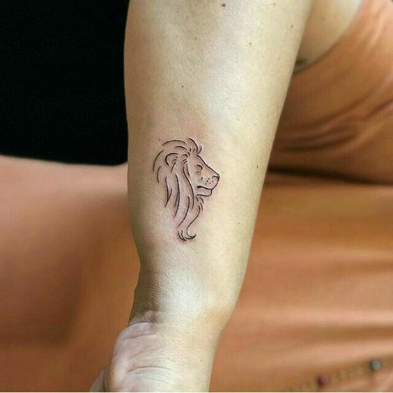 Tatouage Lion Minimaliste Sur Le Poignet