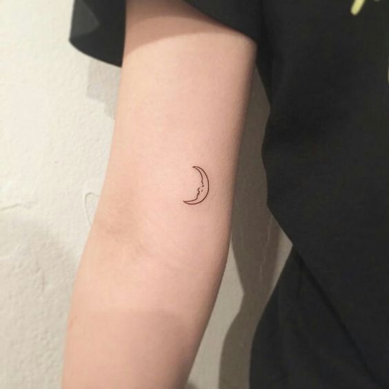 Tatouage Lune Minimaliste Avec Visage Sur Le Bras