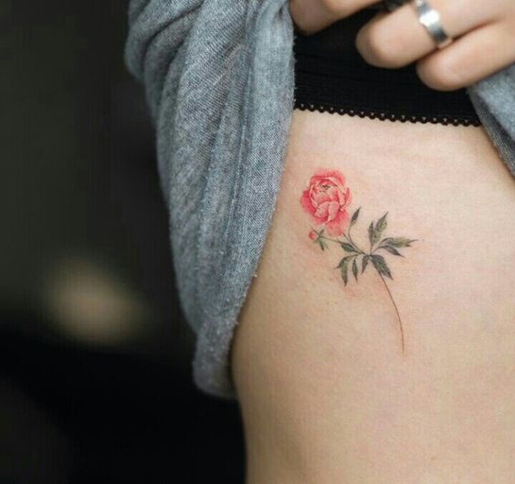 Tatouage Pivoine Avec Tige Et Feuilles Sur Les Côtes