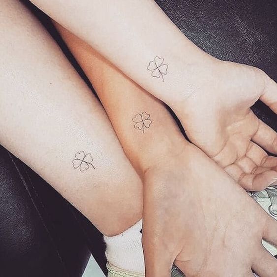 Tatouage Trèfles Pour Soeurs Sur Le Poignet
