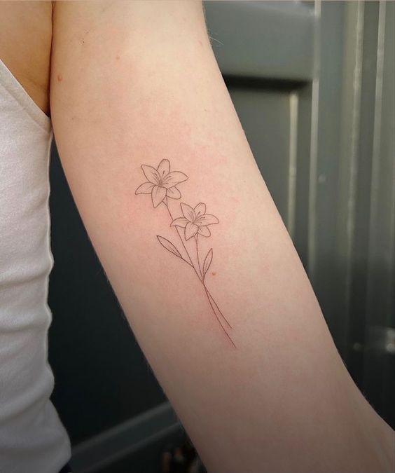 Tatouage Amaryllis Minimaliste Sur Le Bras