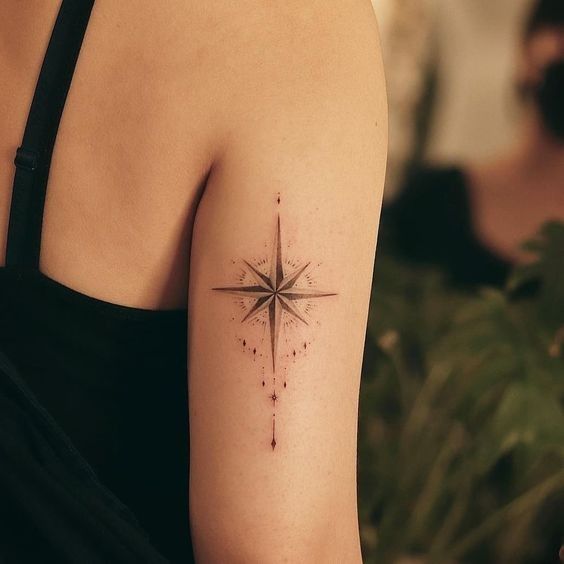 Tatouage Boussole Avec Ornements Sur Le Bras