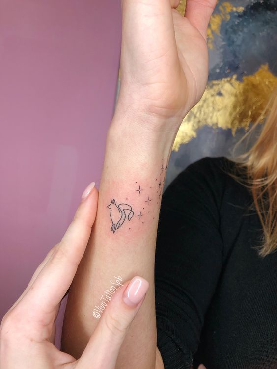 Tatouage Chien Et étoiles Minimalistes Sur L'avant Bras