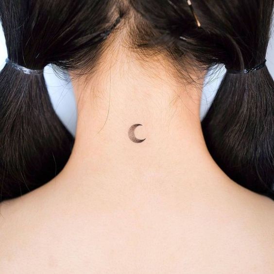 Tatouage Lune Minimaliste Dotwork Sur La Nuque