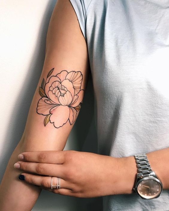 Tatouage Pivoine Avec Feuilles Sur Le Bras