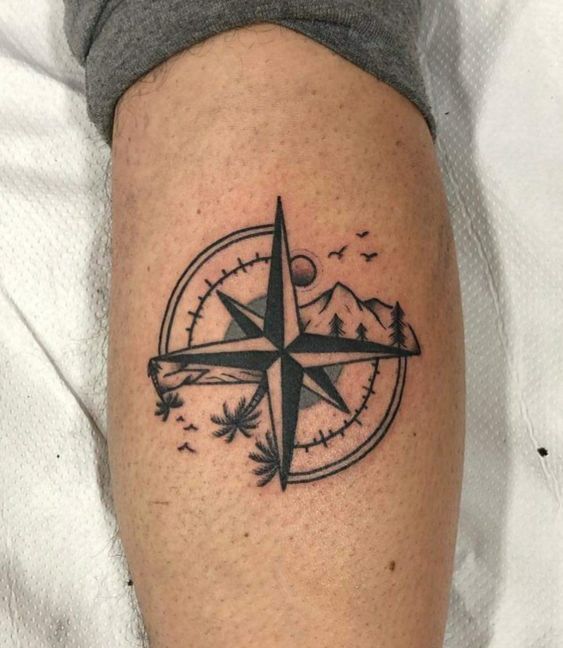 Tatouage Boussole Rose Des Vents Avec Paysage Sur La Jambe