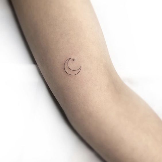 Tatouage Lune Et étoile Minimaliste Sur Le Bras