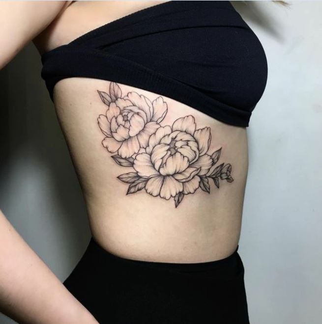 Tatouage Pivoine à L'encre Noire Sur Les Côtes