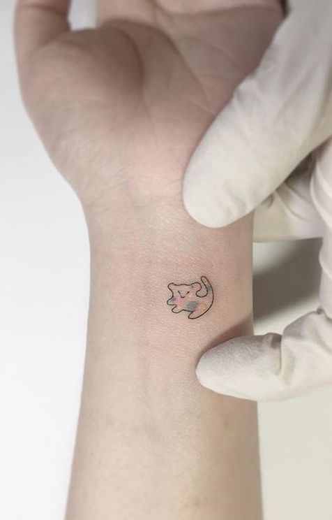 Tatouage Simba Minimaliste Coloré Sur Le Poignet