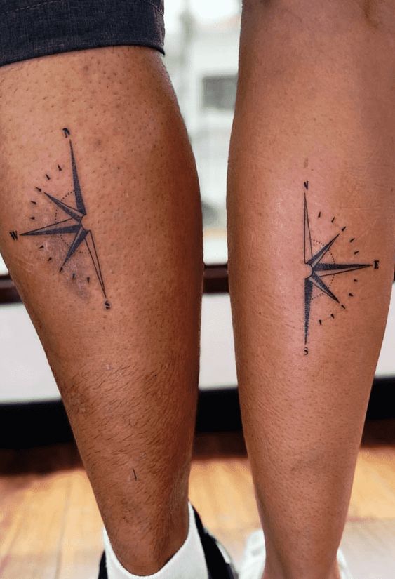 Tatouage Boussole Minimaliste Pour Couple Sur La Jambe