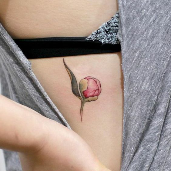 Tatouage Bouton De Pivoine Sur Les Côtes