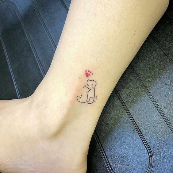 Tatouage Chien, Chat Et Empreinte Rouge Sur La Cheville