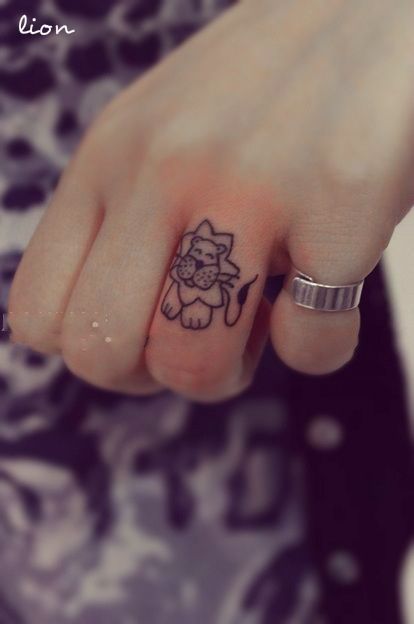 Tatouage Lion Minimaliste Sur Le Doigt