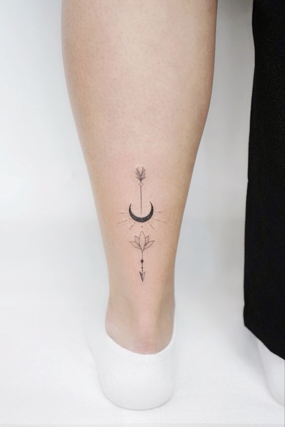 Tatouage Lotus Et Lune Sur La Jambe
