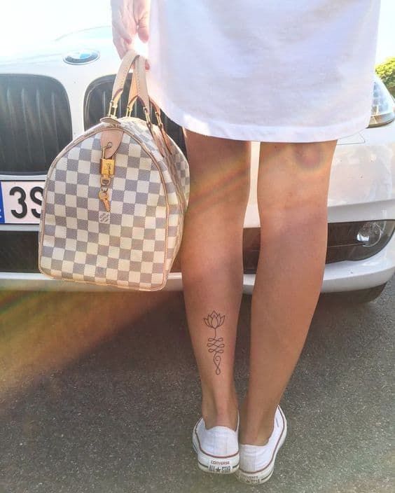 Tatouage Lotus Et Unalome Sur La Jambe