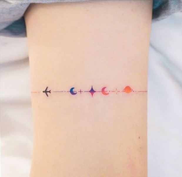 Tatouage Lune, Astres Et Avion Minimalistes Sur Le Bras