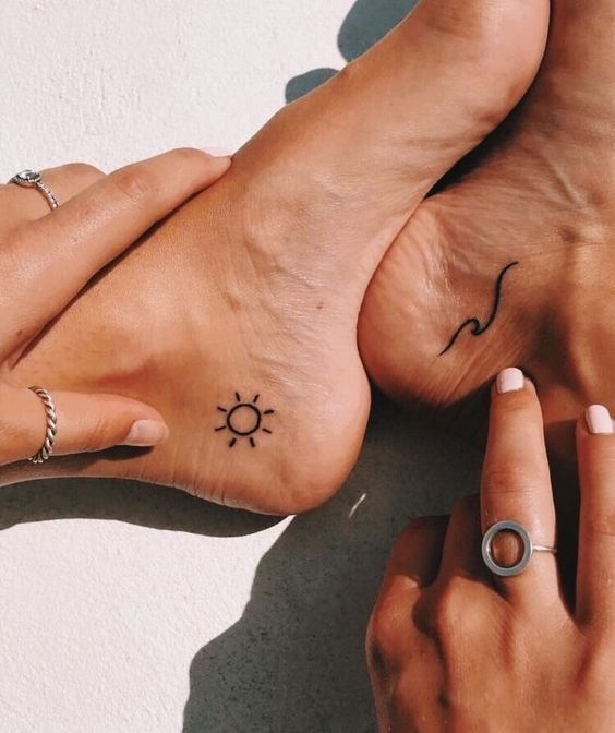 Tatouage Soleil Et Vagues Minimalistes Sur La Cheville