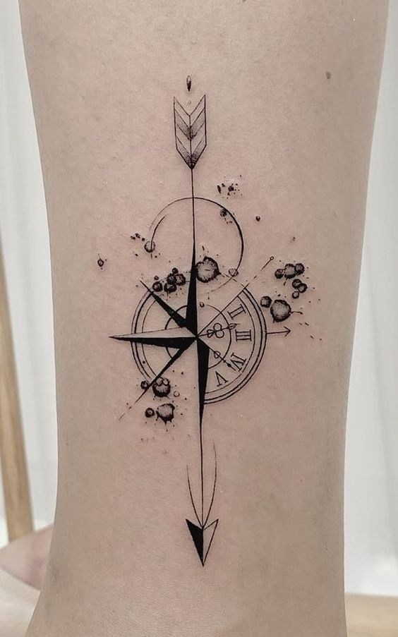 Tatouage Boussole Minimaliste Et Flèche Sur La Jambe
